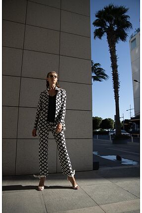 GEOMETRIC LINE BLAZER