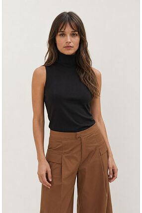 SLEEVELESS TURTLENECK