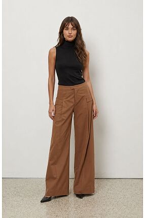 SLEEVELESS TURTLENECK