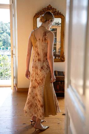 BECOMING DRESS