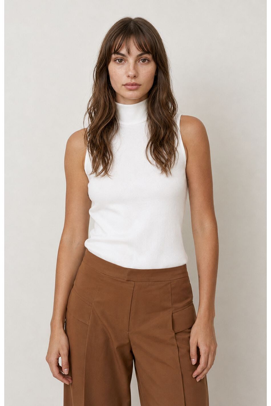 SLEEVELESS TURTLENECK