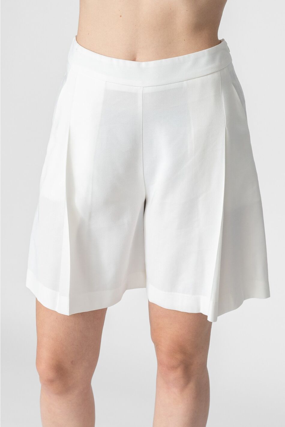 SHORTS WITH PLEAT