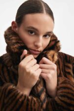 THROWBACK FUR CROPPED JACKET - Image 4